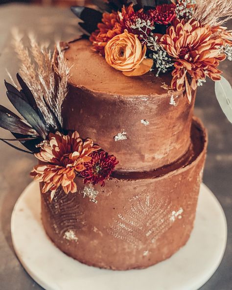 Brown Cake With Flowers, Chocolate Frosting Wedding Cake, Chocolate Frosted Wedding Cake, Fall Cake Wedding, Chocolate Ganache Wedding Cake, Fall Naked Cake, Rustic Chocolate Cake, Chocolate Cake Wedding, Brown Wedding Cake