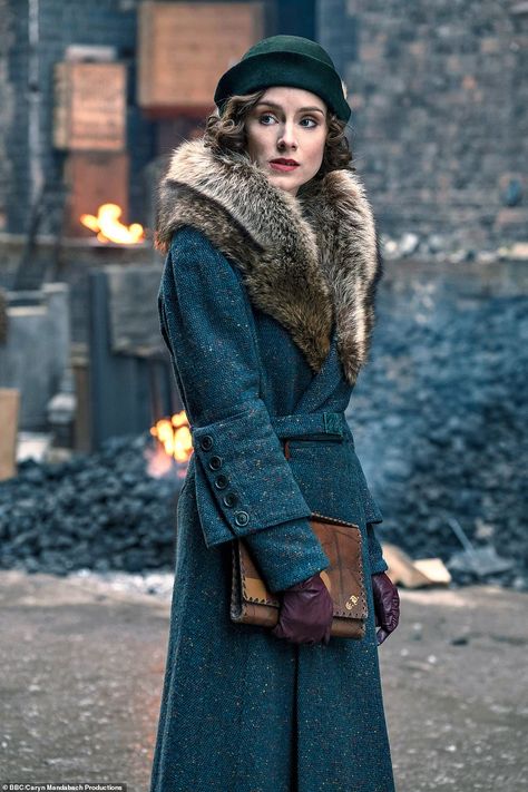 Beauty: Sophie in character as Ada in the hit drama set in Birmingham Peaky Blinders Women Fashion, Ada Shelby, Peaky Blinders Fashion, Peaky Blinders Dress, Peaky Blinders Season 5, Peaky Blinders Costume, Sophie Rundle, Peaky Blinders Season, Gray Wool Coat