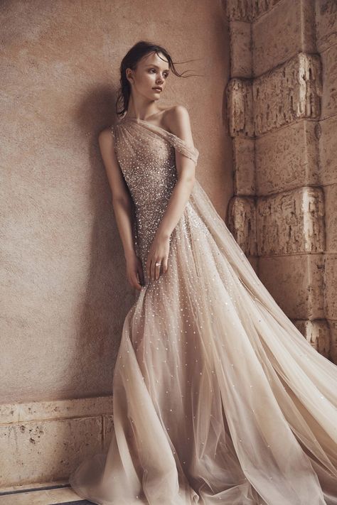 Abiti da Sposa 2020: le nuove collezioni bridal | Vogue Italia Unusual Wedding Dress, Wedding Dress Colors, Wedding Cocktail Dress, Champagne Wedding Dress, Monique Lhuillier Wedding Dress, Monique Lhuillier Wedding, Monique Lhuillier Bridal, Embellished Wedding Dress, Sheath Wedding Gown