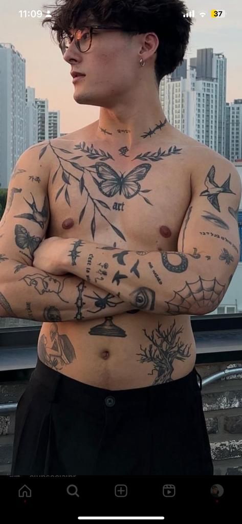 Big Shoulder Tattoo, Symmetrical Shoulder Tattoo, Aesthetic Tattoos, Botanical Tattoo, Big Shoulders, Aesthetic Tattoo, Body Tattoos, Shoulder Tattoo, Tattoos For Guys