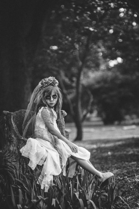 Julie Peveto Photography Zombie Family Photoshoot, Kids Spooky Photoshoot, Zombie Photography, Witchy Photography, Gothic Photoshoot, Fotos Halloween, 2024 Photoshoot, Zombie Photo, Spooky Pictures