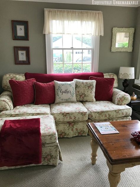 Old Floral Couch, Floral Couch Living Room Modern, Floral Sofa Living Room Decorating Ideas, Floral Couch Living Room Vintage, Floral Sofa Living Room, Floral Couch Living Room, Floral Sofas, Cottage Couches, Cottage Style Sofa