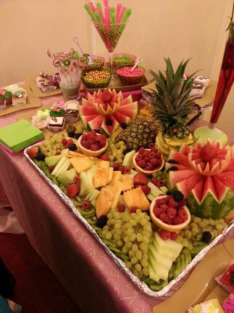 Fruits table at a Mehndi Mendhi Fruit Platter, Mehndi Plates, Fruits Table, Brother Wedding, Mehndi Ideas, Henna Bridal, Mehndi Function, Mehndi Night, Trousseau Packing