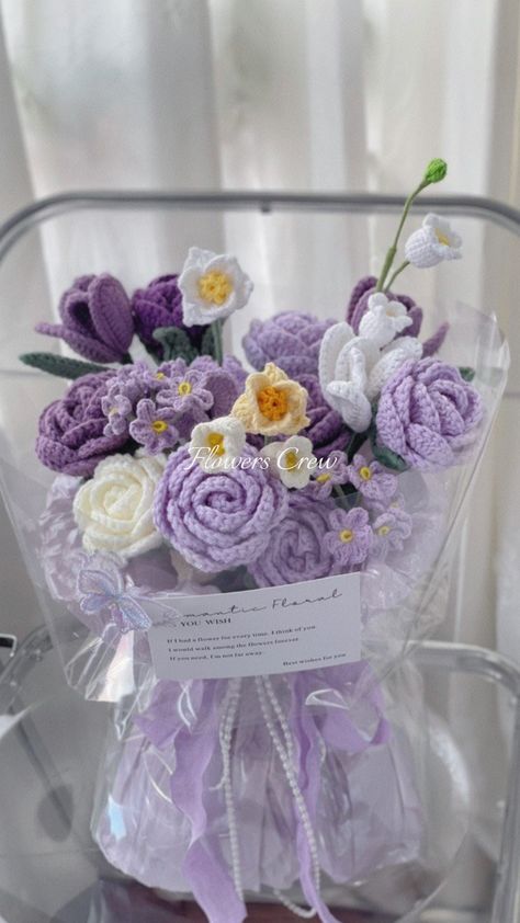 purple flower bouquet Purple Rose Crochet Bouquet, Purple Rose Crochet, Purple Crochet Bouquet, Purple Flower Crochet, Bordados Aesthetic, Crochet Bouquets, Bouquet With Roses, Purple Flower Bouquet, Flower Bouquet Diy