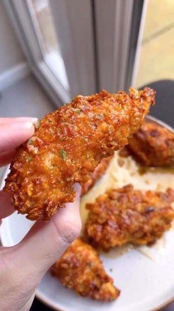 MealBae 🍔🌯🍟🍕🌮 on Instagram: "Honey-Garlic Chicken Tenders‼️ @veryhungrygreek #mealbae ✨Ingredients✨ ▫️1 chicken breast, sliced into fillets ▫️Low calorie oil spray ▫️Egg or egg white ▫️Salt & pepper ▫️1 tsp paprika ▫️30g cornflakes, lightly crushed ▫️Glaze: 1 heaped tbsp honey/1 tsp soy sauce/3 minced garlic cloves ✨Method✨ Mix the glaze ingredients together and set aside. Season the chicken fillets in salt, pepper and paprika then dip into the egg, then the crushed cornflakes. Spray with Air Fried Chicken Tenders, Air Fryer Chicken Tenders, Honey Bbq Chicken, Airfryer Recipes, Food Content, Delicacy Food, Honey Garlic Chicken, Delicious Snacks Recipes, Fair Food Recipes