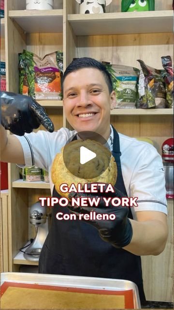 ACADEMIA DE PASTELERÍA Y REPOSTERÍA on Instagram: "¡Hoy te enseño a preparar Galletas Rellenas al estilo New York! 👩‍🍳🤤
😍 ¡Deliciosas y fáciles! ¿Listos para una explosión de sabor? 

👉🏼 Ingredientes:
-Harina de trigo 240gr
-Mantequilla 150 gr 
-Azúcar morena 100gr
-Azúcar blanca 60gr
-Huevo 1 unid
-Polvo de hornear 3gr
-1 pizca de sal
-Chips de chocolate 160gr
-Para el relleno: galleta sultana, hersheys y masmelo

 ¿Te animas a prepararlas? 🤩 👌🏼¡Síguenos para más recetas y comparte este reel con tus amigos! 👨‍👩‍👧‍👦👨🏻‍🍳" Smore Cookies, Smores Cookies, July 7, Sweet Cakes, Cali, Cookie Recipes, Cupcake Cakes, New York, On Instagram