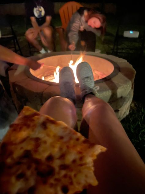 Fire Pit Photoshoot Ideas, Bon Fire Aesthetic With Friends, Bonfire Friends Aesthetic, Fire Pit With Friends, Bonfire Picture Ideas, Summer Bonfire Aesthetic, Fall Bonfire Aesthetic, Campfire Aesthetic Friends, Bonfire Essentials