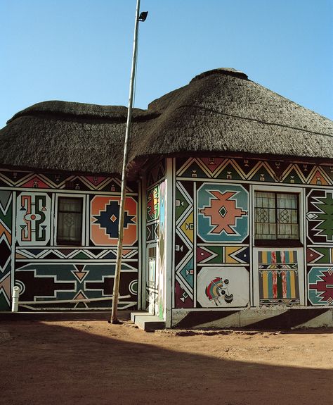 Inside the Beautifully Graphic Painted Ndebele Homes in South Africa Africa Art Design, African American Artwork, African House, African Inspired Decor, Mud House, Africa Do Sul, African Art Paintings, Unusual Homes, Traditional Houses