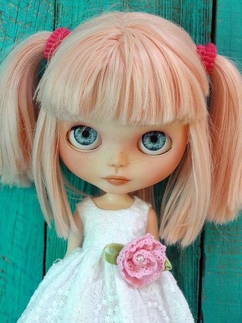 Blythe  (pronuncia-se "Blaite")  foi criada em 1972 pelo designer Allison Katzman  e comercializada nos E.U.A. pela Toy Company Kenner .  Su... Blythe Bebek, Pig Tails, Big Eyes Doll, Pullip Dolls, Blonde Hair Blue Eyes, Hello Dolly, Pretty Dolls, Monster Hunter, Ooak Dolls