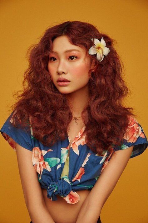 Cheveux Oranges, Red Curls, Photographie Portrait Inspiration, Photography Inspiration Portrait, Auburn Hair, Long Wavy Hair, Hair Reference, Winged Eyeliner, Orange Hair