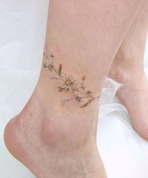 Daisy Bracelet Tattoos For Women, Daisy Chain Bracelet Tattoo, Daisy Chain Tattoo Arm, Daisy Ankle Tattoos For Women, Daisy Bracelet Tattoo, Flower Ankle Bracelet Tattoo, Floral Anklet Tattoo, Daisy Chain Tattoo Ankle, Tattoos Pulseras