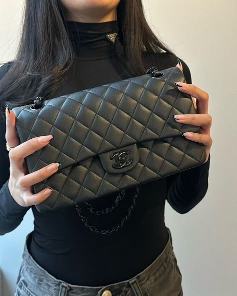 Chanel Bag Outfit, Shoulder Bag Outfit, Luxury Bags Collection, Womens Bag, Bag Outfit, Vanity Bag, Girly Bags, Chanel Shoulder Bag, Luxury Purses