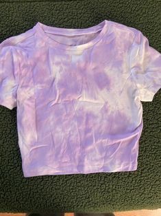 Purple Tie Dye Shirt, Camisa Tie Dye, Tie Dye Patterns Diy, Tie Dye Party, Tie Dye Tops, T Shirt Painting, Fashion Top Outfits, Tie Dye Outfits, Purple Outfits