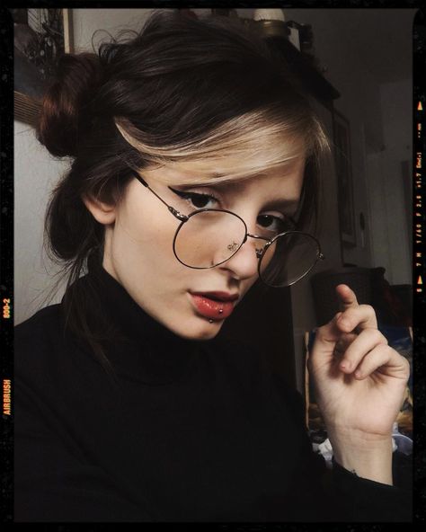 Dark Academia Aesthetic Chaotic Academia Makeup, Dark Academia Short Hair, Dark Academia People, Dark Academia Aesthetic Makeup, Light Academia Makeup, Dark Academia Glasses, Dark Academia Makeup Looks, Dark Academia Photoshoot, Dark Academia Hair