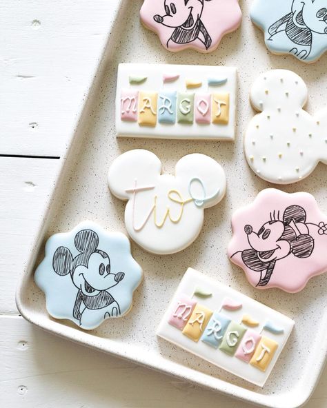 @tinycrumbscookieco on Instagram: “Vintage Disney full set reveal! Add this set to my ever-growing favourites list °o° . . . . . #tinycrumbscookieco #cookies #cookieart…” Disney Theme Cookies, Vintage Disneyland Cookies, Minnie Cookies Decorated, Vintage Disney Cookies, Disney Birthday Cookies, Disney Sugar Cookies, Disneyland Cookies, Disney Party Theme, Cookie Favors Packaging