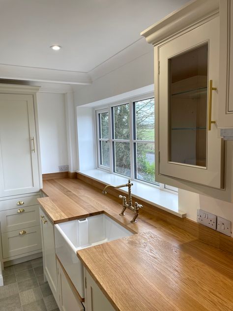 White Cabinet Wooden Top, Painted Kitchen Cabinets With Wood Countertops, Cashmere Kitchen Wood Worktop, Sage Kitchen Oak Worktop, Kitchen Ideas Wooden Worktop, Shaker Kitchen Wooden Worktops, Kitchen With Oak Worktop, Cream Kitchen Wooden Worktop, Cashmere Kitchen Cabinets