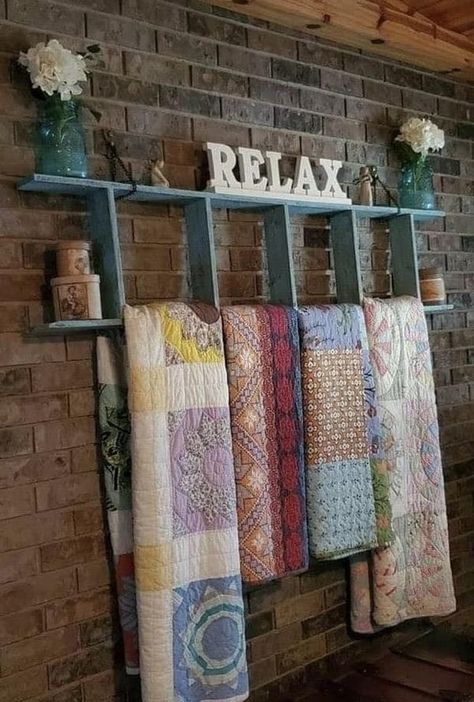 Mason Jar Wall Decor Diy, Diy Quilt Display Ideas, Blanket Display Ideas, Blanket Ladder Ideas, Blanket Ladder Decor, Country Deco, Quilt Ladder, Quilt Display, Vendor Booth