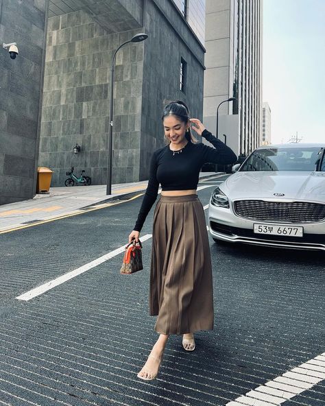 Anushka sen Korean Fashion Skirt, Long Skirt And Top, Long Pleated Skirt, Round Neck Crop Top, Anushka Sen, Long Skirt Fashion, Satin Fashion, Girls Crop Tops, Pleated Long Skirt