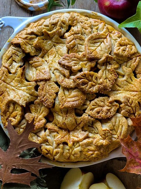 A Salted Bourbon Caramel Apple Pie covered in pastry leaves is cooling on the counter, surrounded by apples and autumn leaves, and a jar of caramel sauce. Bourbon Apple Pie, Best Apple Pie Recipe, The Best Apple Pie, American Apple Pie, Bourbon Caramel, Apple Crisp Easy, Best Apple Pie, American Desserts, Apple Pie Recipe