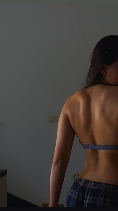 #gym #gymlife #gains #weightlifting #gymgirl #fitness #fitnessmotivation Back Gym Photo, Flat Stomach In Pictures, Defined Back Women, Back Gains Women, Body Inspirations Fitness, Fitness Woman Photo, Toned Back Women, Body Gym Girl, Gym Body Women