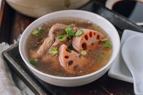 Winter Melon Soup, Pork Bone Soup, Chinese Soup Recipes, Dried Goji Berries, Tofu Soup, Wok Of Life, Light Soups, Pork Soup, Asian Vegetables