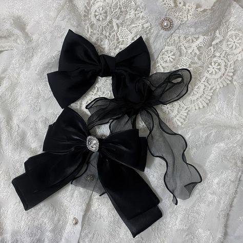 Sound Of Magic, Estilo Blair Waldorf, Black And White Ribbon, Doll Aesthetic, Pink Themes, Black And White Aesthetic, White Bow, Alternative Outfits, Black N White