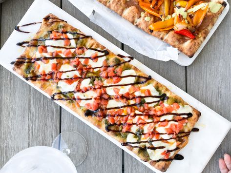 Bruschetta Flatbread Bruschetta Chicken Flatbread, Bruschetta Flatbread Pizza, Bruschetta Pizza Recipe, Fancy Flatbread, Flatbread Bruschetta, Bruschetta Flatbread, Brushetta Appetizers, Flatbread Appetizers, Bruschetta Recipes