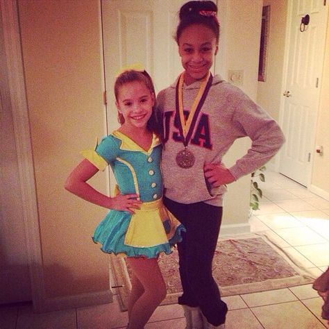 Happy birthday kenzie!! Nia And Mackenzie, Dance Moms Season 4, Dance Moms Mackenzie, Nia Sioux Frazier, Nia Frazier, Mack Z, Nia Sioux, Dance Moms Cast, Dance Moms Pictures