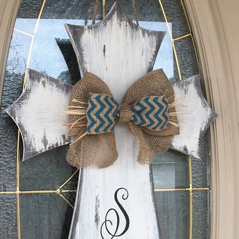 Wooden Cross Crafts, Rustic Wood Cross, Burlap Cross, Cross Door Hangers, Cross Ideas, Easter Wall Decor, Door Hangers Diy, Door Hanger Ideas, Burlap Door Hangers