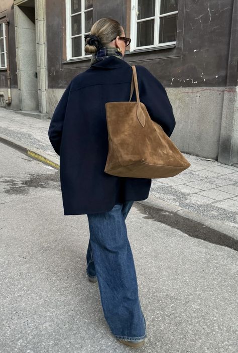 Fall Suede Outfit, Brown Bag Street Style, Brown Suede Bag Outfit, Brown Winter Tote Shoulder Bag, Brown Parka For Fall Streetwear, Chic Brown Winter Bags, Brown Oversized Fall Outerwear, Suede Bag Outfit, Outfit Trends