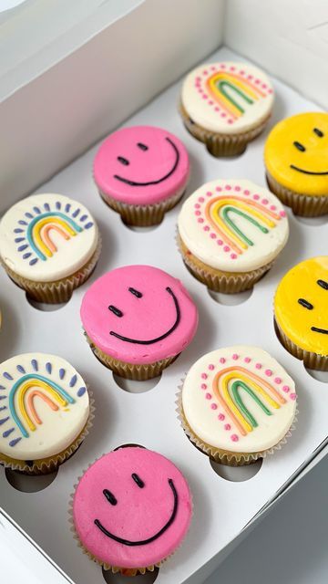 Preppy Birthday Cupcakes, Smile Face Cupcakes, 70s Cupcakes Ideas, Preppy Cupcakes, Preppy Bday, Happy Cup, Preppy Party, Rainbow Cupcakes, Piping Tips