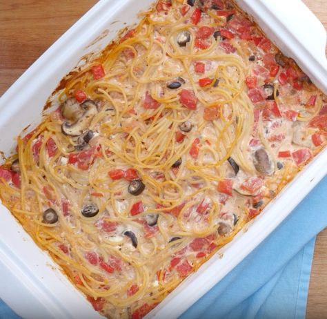 What happens when you merge Italian and Greek flavors? This recipe is the love child Greek Spaghetti, Baked Spaghetti Casserole, Spaghetti Casserole, Greek Pasta, Greek Flavors, Vegetable Casserole, Baked Spaghetti, Yummy Casseroles, Pasta Dinner Recipes