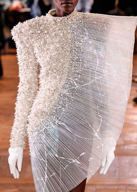 Close up: Pearls played a central part in Olivier Rousteing’s first BALMAIN COUTURE collection Balmain Olivier Rousteing, Pearl Inspired Outfits, Balmain 2020, Mood Idea, Balmain Couture, Balmain Vintage, Balmain Fashion, Abed Mahfouz, Balmain Dress