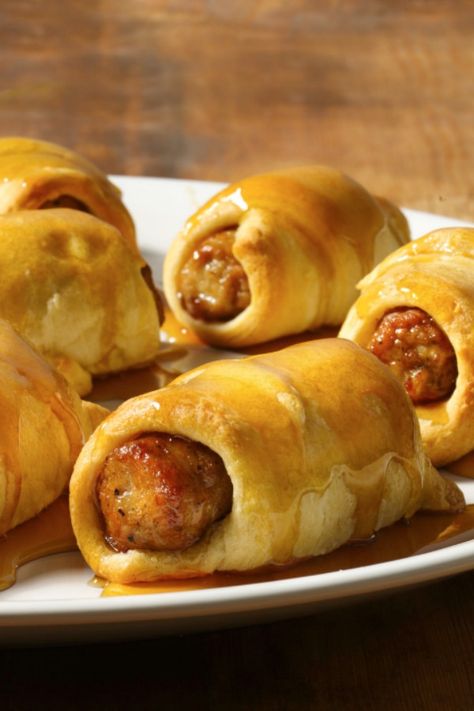 Crescent Dogs with sausage and sweet maple syrup are great for breakfast or dinner! Crescent Dogs, Crescent Breakfast, Bagel Bar, Three Ingredient Recipes, Crescent Roll Recipes, Breakfast Meals, Crescent Roll, Roll Recipes, Sausage Rolls