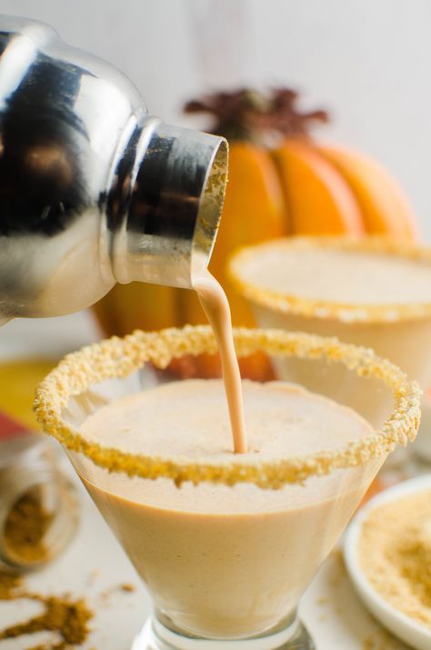 Pumpkin Martini Recipe, Pumpkin Pie Martini Recipe, Martini Recipes Easy, Pumpkin Martini, Liqueur Recipes, Pumpkin Pie Martini, Cooking For Dummies, Pumpkin Spice Recipe, Liqueurs Recipes