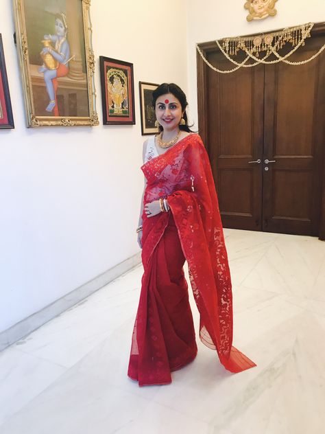 Red Dhakai Jamdani Saree #kolkata #dhakaisaree #dhakaijamdanisaree #saree #jamdani #red Jamdani Saree Look, Dhakai Saree, Reception Couple, Red Combination, Bengali Saree, Dhakai Jamdani Saree, Bengali Bride, Saree Style, Beautiful Sarees