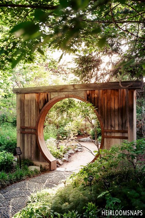 Japanese Garden Walkway, Japanese Garden Entrance, Japanese Garden Fence, Outdoor Entrance Design, Asian Garden Ideas, Asian Garden Design, Moongate Garden, Japanese Garden Landscape, Moon Gate