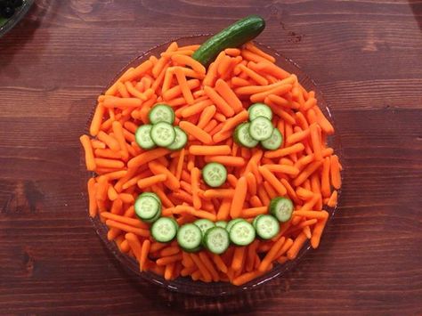 Celebrate Halloween and encourage your kids to eat their veggies with this fun and easy Halloween Pumpkin Veggie Tray. Pumpkin Veggie Tray, Holiday Munchies, Halloween Veggie Tray, October Treats, Halloween Tea Party, Pumpkin Vegetable, Table Spread, Fruit Trays, Healthy Halloween Treats