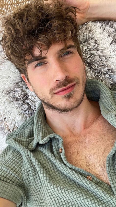 Childhood Youtubers, Escape The Night, Joey Graceffa, Favorite Youtubers, Men Hairstyles, Random Things, Good Day, Mens Hairstyles, Youtubers