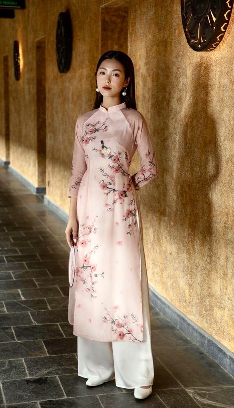 Ao Dai Modern, Traditional Vietnamese Clothing, Modern Ao Dai, Chinese Fancy Dress, Vietnamese Clothing, Asian Style Dress, Vietnam Dress, Traditional Gowns, Chinese Style Dress