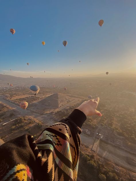 Teotihuacán mexico baloon #cdmx #mexico #ciudaddeméxico #mexicocity #mexicanculture #teotihuacan #piramids #baloon #outfits Mexico City Travel, Egypt Tours, México City, Tyler The Creator, Cheap Travel, Budget Travel, Mexico City, Italy Travel, Land Scape