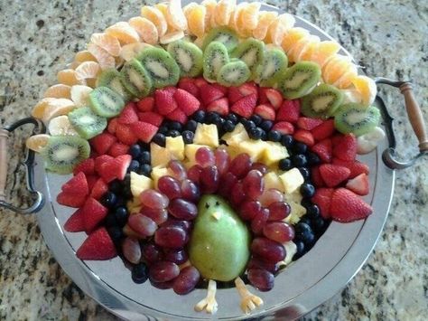 Fruit Platter Turkey Turkey Fruit Platter, Fruit Turkey, Thanksgiving Fruit, Vegan Turkey, Thanksgiving Treats, Veggie Tray, Thanksgiving Appetizers, Snacks Für Party, Thanksgiving Feast