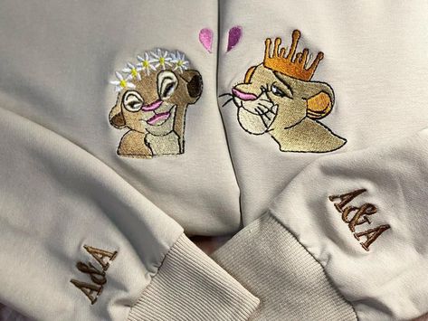 Couples Sweatshirts Hoodie, Hoodie Business, Hoodie Sample, Couple Disney, Couple Outfits Matching, Lion Couple, Disney Sweatshirt, Simba And Nala, Roi Lion