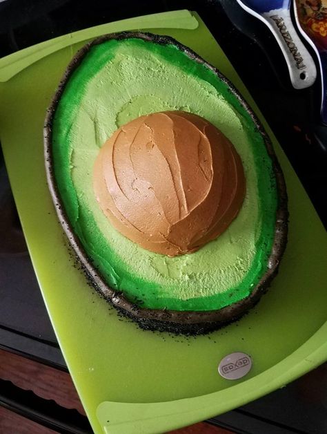 Avocado Cake for an avocado birthday party #avocadobirthdaypartyideas #kidsbirthdayparty #kidsbirthdaypartyideas #girlbirthdayparty #girlbirthdaypartyideas #boybirthdayparty #boybirthdaypartyideas Avocado Cake Design, Avocado Things, Avocado Theme, Avocado Birthday, Avocado Stuff, Avocado Party, Avocado Cake, Taco Twosday, Pastry Design