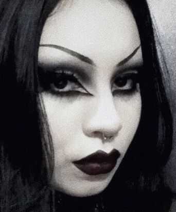 Goth Makeup Deep Set Eyes, Trad Goth Makeup Hooded Eyes, Trad Goth Makeup Tutorial, Goth Makeup Hooded Eyes, Heavy Metal Makeup, 90s Goth Makeup, Goth Alien, Maquillage Goth, Trad Goth Makeup