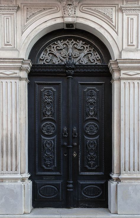 Black Door Aesthetic, Beautiful Doors Entrance, Doors Aesthetic, Gate Design Modern, Gate Wall Design, Gorgeous Doors, Vintage Doors, Door Detail, Cool Doors