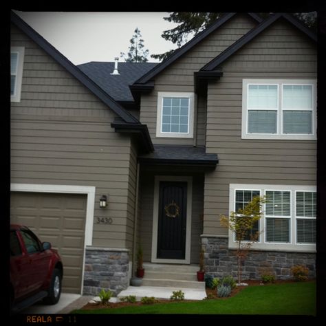 These are the colors I want to paint the outside of my house!! Brown House White Windows, Dark Brown Siding House Color Schemes, Brown House Black Trim, Exterior Paint Colours, Outside House Colors, Exterior Paint Schemes, Siding Ideas, House Colour, House Paint Color Combination