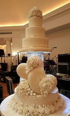 wedding cake ideas Huge Wedding Cakes, Tall Wedding Cakes, Fancy Wedding Cakes, Extravagant Wedding Cakes, Cake Structure, Big Wedding Cakes, Wedding Cake Roses, Dream Wedding Cake, Classic Wedding Cake