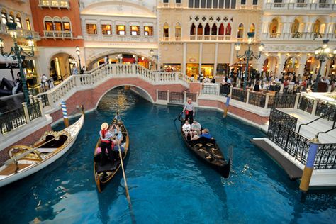 Gondolas Venetian Hotel Las Vegas, The Palazzo Las Vegas, Paris Hotel Las Vegas, Chocolate Fantasy, Las Vegas Shopping, Las Vegas Attractions, Vegas Attractions, Venetian Las Vegas, Venetian Hotel