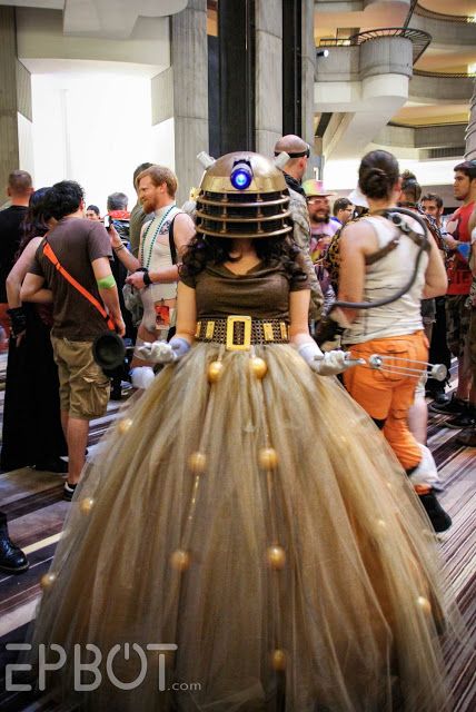 Princess Dalek at Dragon Con 2015. (Just imagine "Part Of Your World" sung by a Dalek!) Dalek Costume, Dr Who Costume, Tardis Cosplay, Doctor Who Cosplay, Doctor Who Costumes, Holographic Film, Alpha Males, Comic Con Cosplay, Best Cosplay